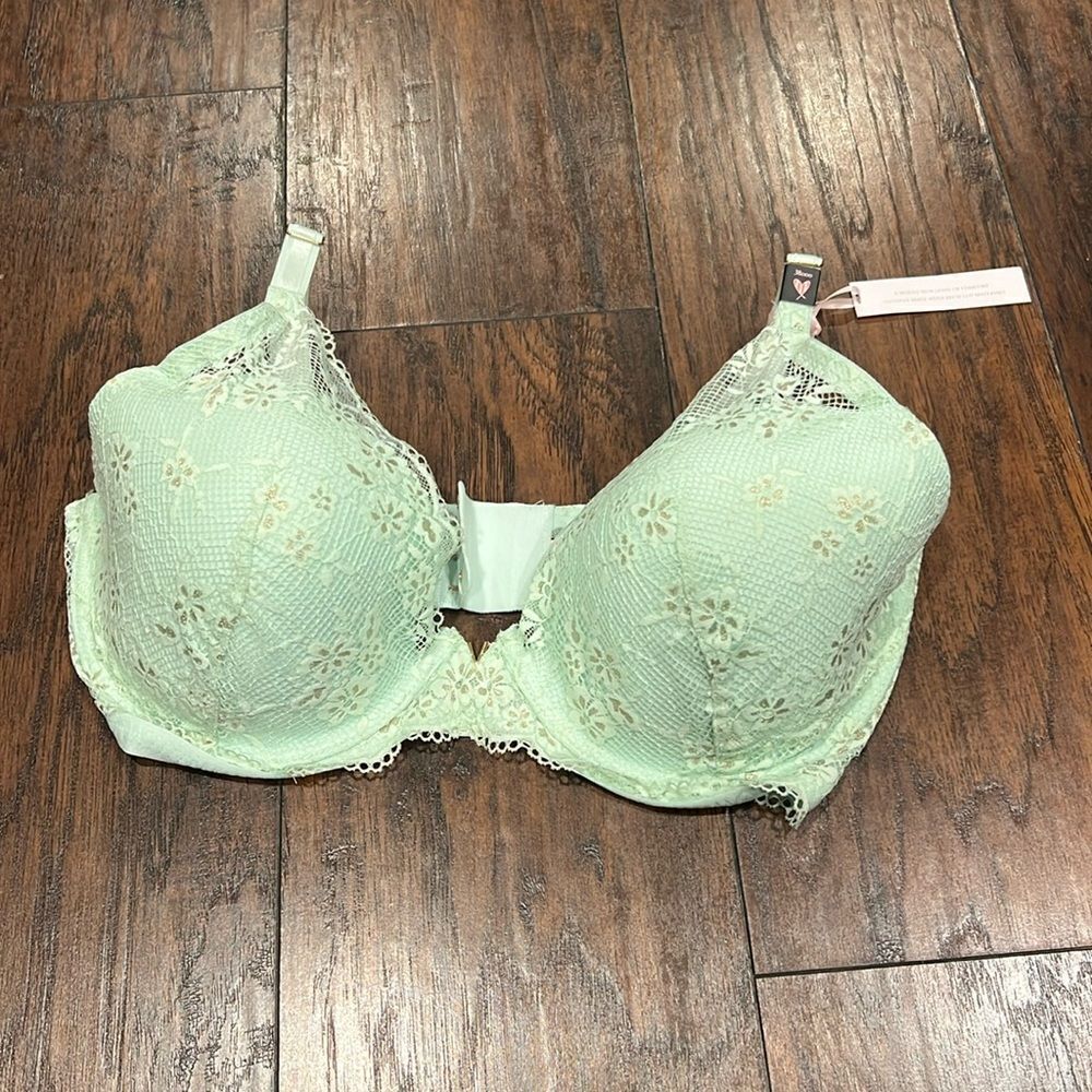 VICTORIA SECRETS LOVE
CLOUD BRA IN MINT GREEN size 38DDD new with tags